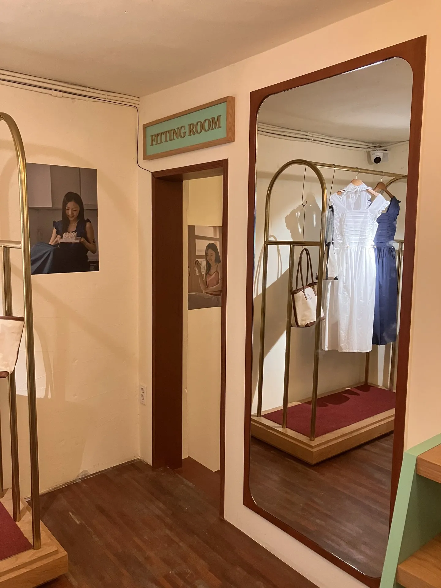 호텔 아노에틱 FITTING ROOM 사인과 원목 프레임 전신 거울